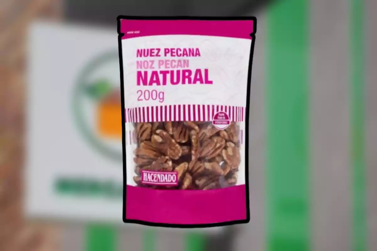 Bolsa de nuez pecana natural de 200 gramos de la marca Hacendado con diseño en tonos rosa y blanco. Bolsa de nuez pecana natural de 200 gramos de la marca Hacendado con diseño en tonos rosa y blanco.