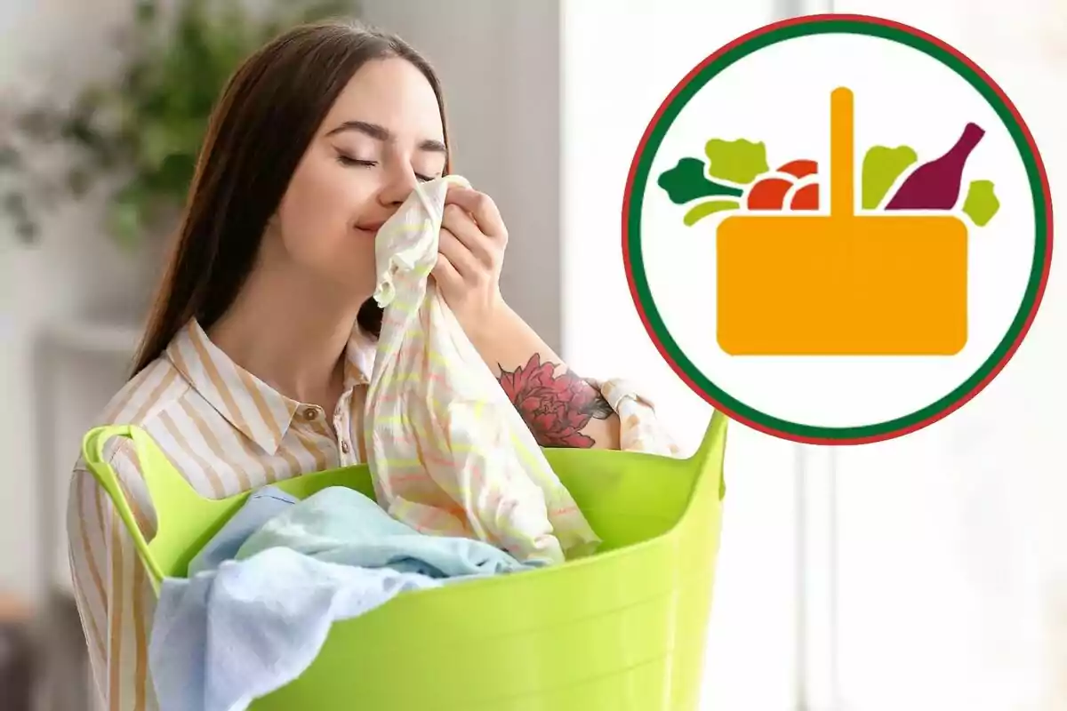 Una mujer disfrutando del aroma de la ropa limpia mientras sostiene una cesta verde con ropa, con un logotipo de una cesta de compras con alimentos en la esquina superior derecha.