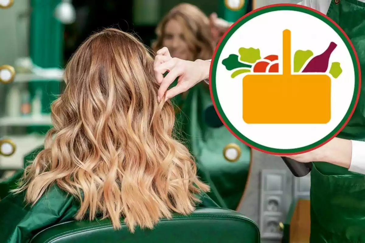 Una persona con cabello ondulado rubio está en una peluquería mientras un estilista trabaja en su cabello; en la esquina superior derecha hay un gráfico de un cesto de compras con alimentos. Una persona con cabello ondulado rubio está en una peluquería mientras un estilista trabaja en su cabello; en la esquina superior derecha hay un gráfico de un cesto de compras con alimentos.