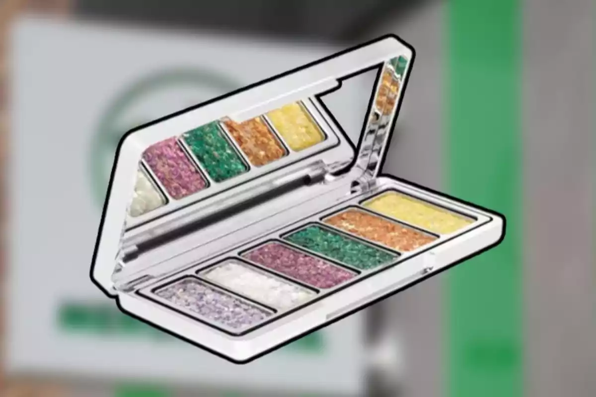 Paleta de sombras de ojos con colores brillantes y variados en un estuche abierto con espejo. Paleta de sombras de ojos con colores brillantes y variados en un estuche abierto con espejo.