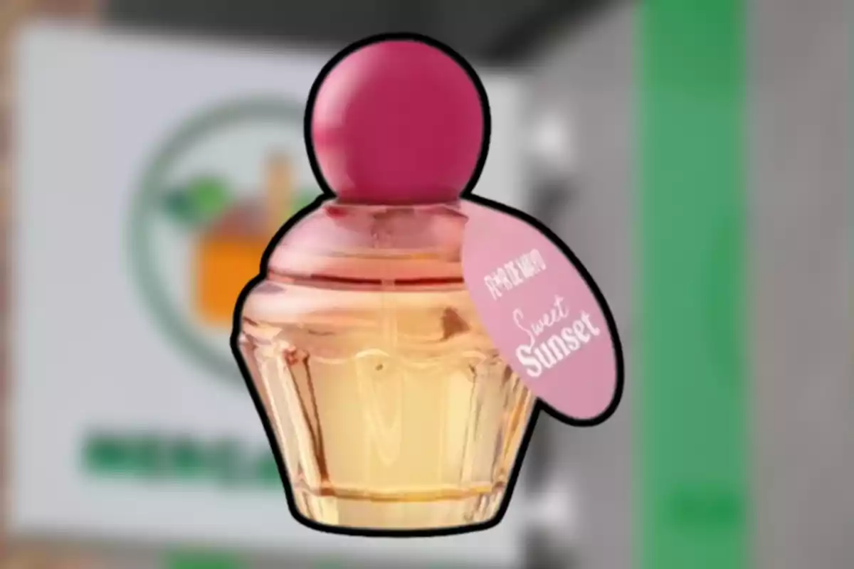 Frasco de perfume con tapa rosa y etiqueta que dice Sweet Sunset sobre un fondo desenfocado Frasco de perfume con tapa rosa y etiqueta que dice Sweet Sunset sobre un fondo desenfocado