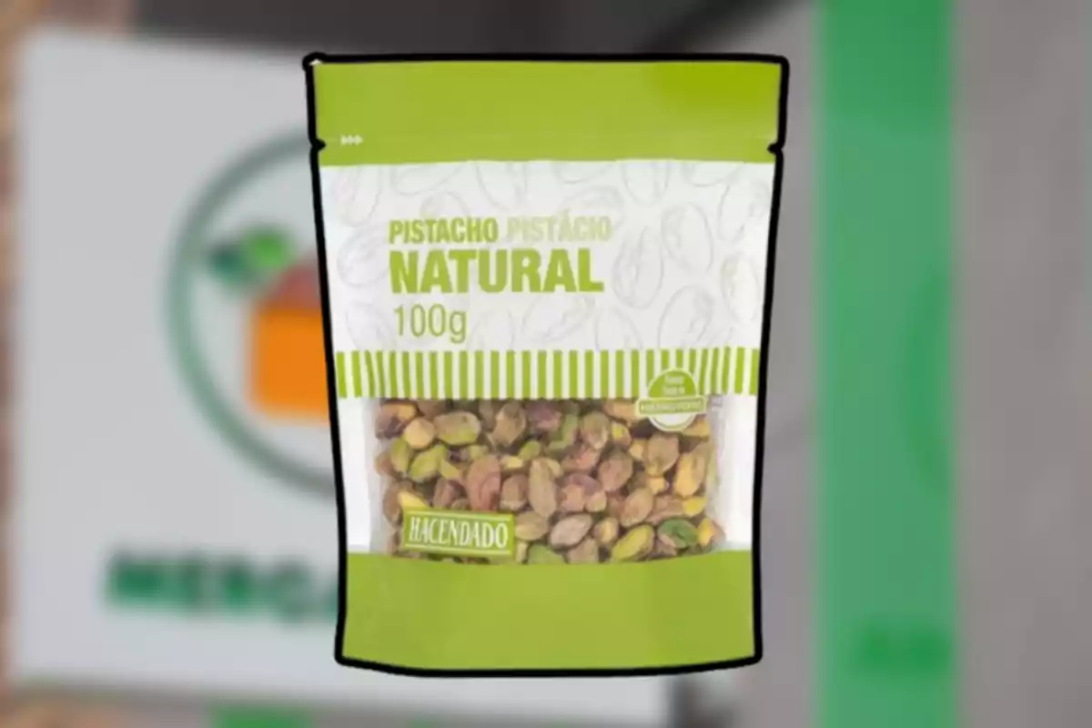 Bolsa de pistachos naturales de la marca Hacendado de 100 gramos con diseño en colores verde y blanco Bolsa de pistachos naturales de la marca Hacendado de 100 gramos con diseño en colores verde y blanco