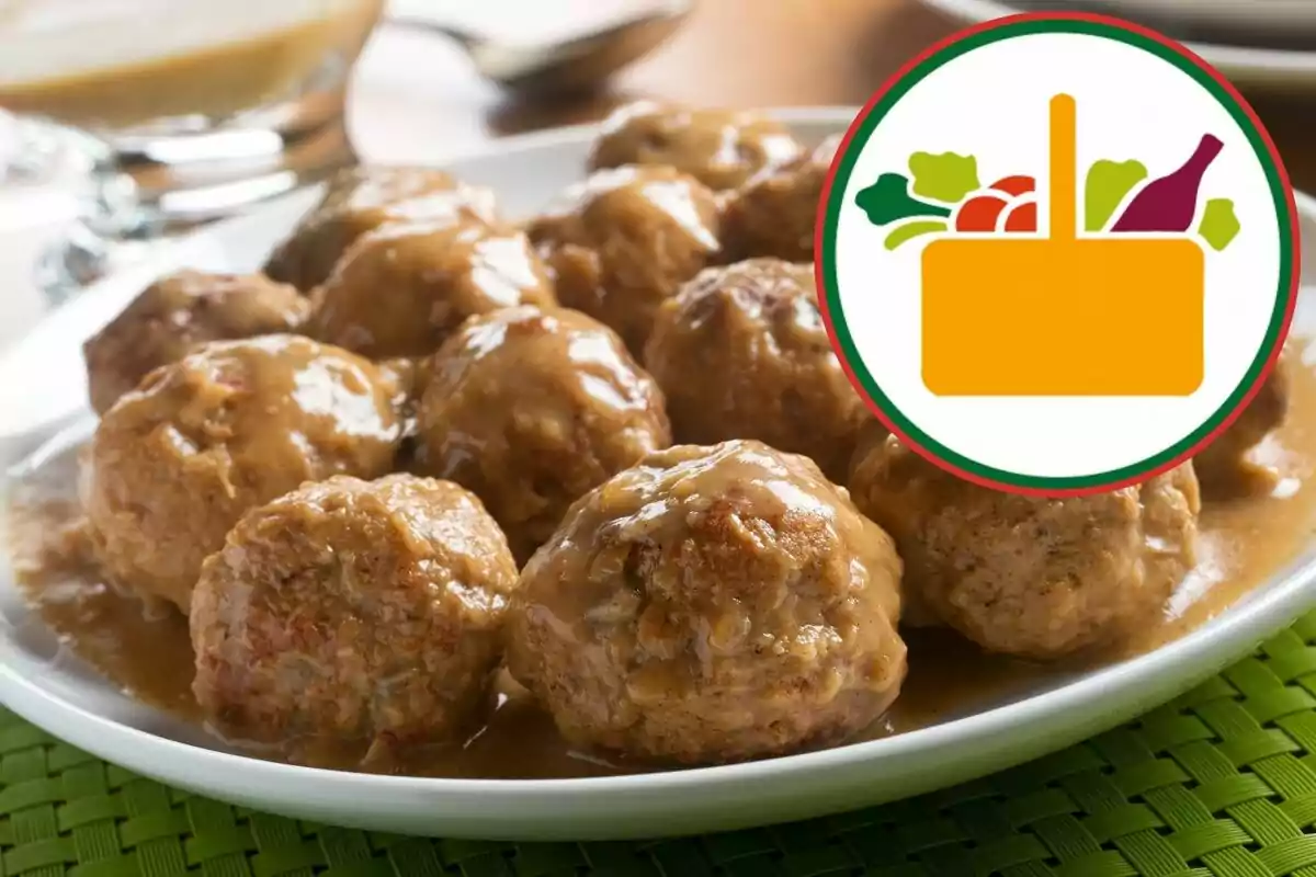 Un plato de albóndigas cubiertas de salsa en un plato blanco con un logotipo de supermercado superpuesto. Un plato de albóndigas cubiertas de salsa en un plato blanco con un logotipo de supermercado superpuesto.