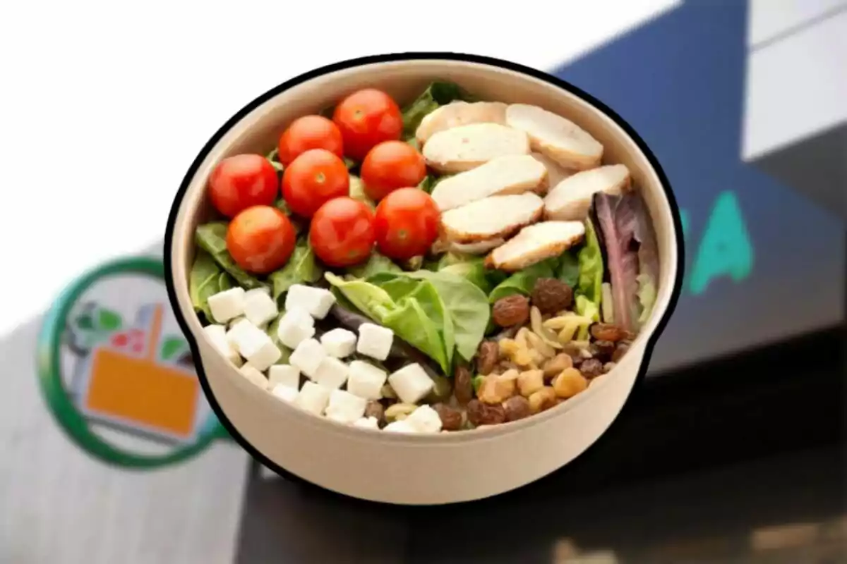 Ensalada en un tazón con tomates cherry, pollo, queso feta, lechuga y frutos secos. Ensalada en un tazón con tomates cherry, pollo, queso feta, lechuga y frutos secos.
