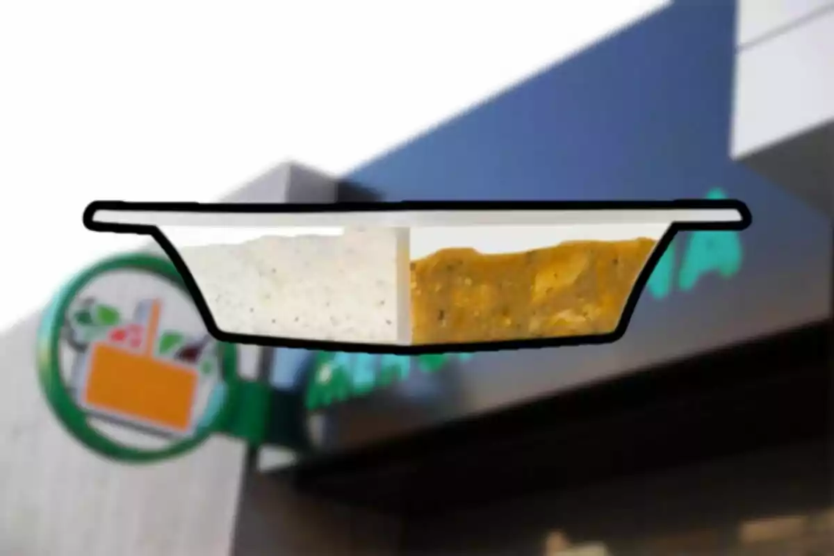 Un recipiente con dos tipos de salsas frente a un letrero borroso de una tienda. Un recipiente con dos tipos de salsas frente a un letrero borroso de una tienda.