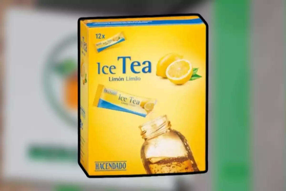 Caja amarilla de té frío sabor limón de la marca Hacendado con ilustraciones de limones y un vaso de té en la parte frontal Caja amarilla de té frío sabor limón de la marca Hacendado con ilustraciones de limones y un vaso de té en la parte frontal