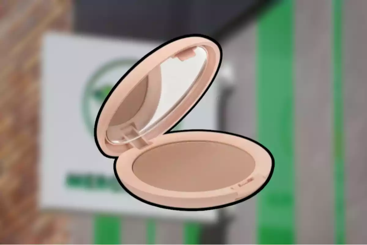 Polvo compacto en un estuche abierto con fondo desenfocado. Polvo compacto en un estuche abierto con fondo desenfocado.