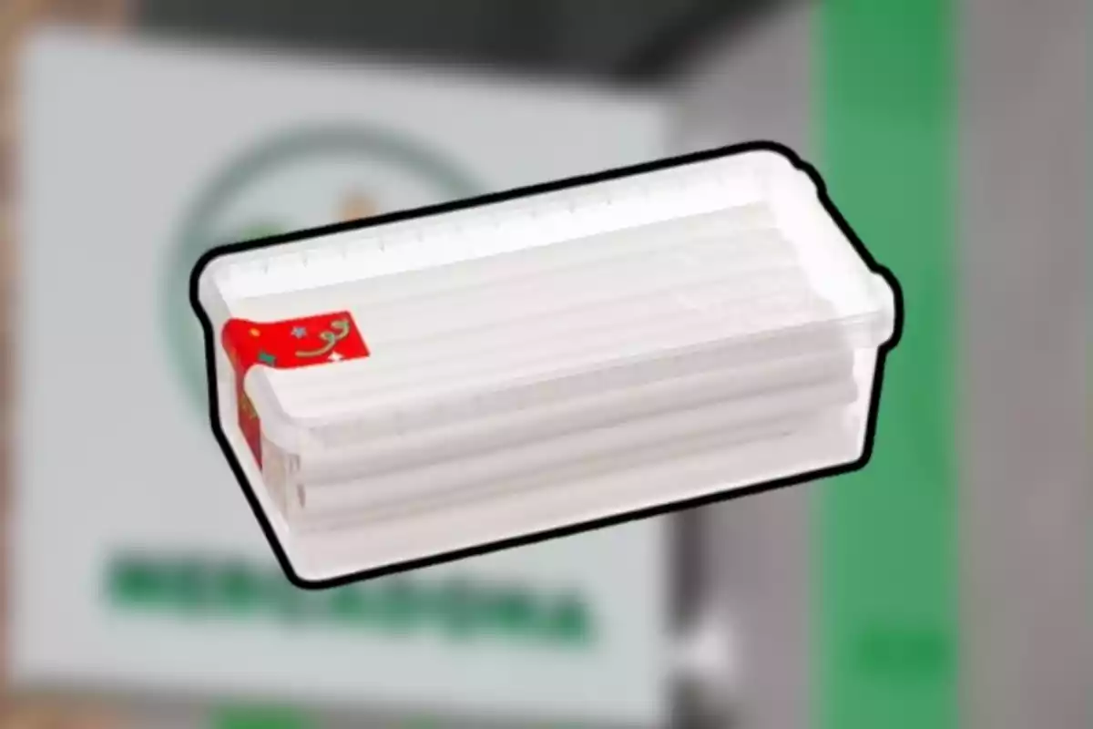 Un contenedor de plástico transparente con tapa y una etiqueta roja. Un contenedor de plástico transparente con tapa y una etiqueta roja.