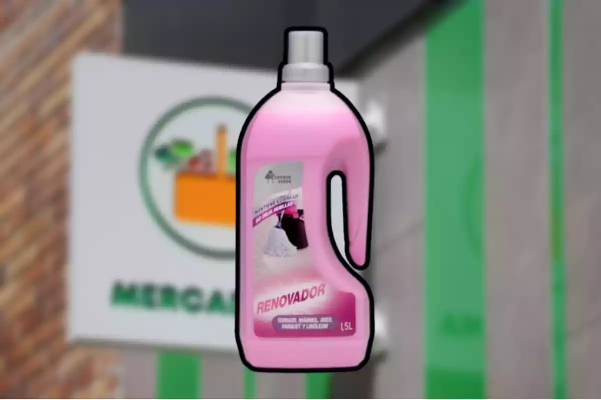Botella de limpiador renovador de color rosa con etiqueta que indica su uso para suelos de terrazo, mármol, gres, parquet y linóleo, con fondo de un cartel de supermercado desenfocado. Botella de limpiador renovador de color rosa con etiqueta que indica su uso para suelos de terrazo, mármol, gres, parquet y linóleo, con fondo de un cartel de supermercado desenfocado.