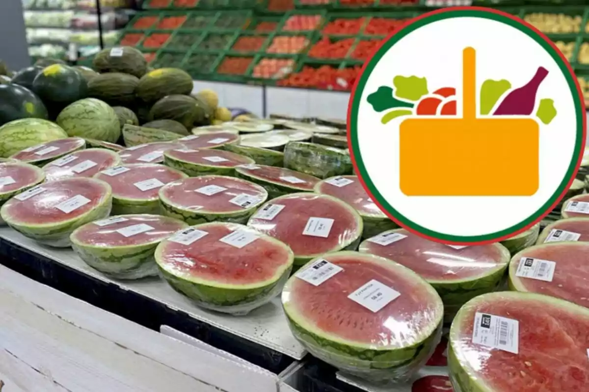 Una sección de frutas en un supermercado con sandías cortadas y envueltas en plástico, junto a un logotipo de una cesta de compras con frutas y verduras. Una sección de frutas en un supermercado con sandías cortadas y envueltas en plástico, junto a un logotipo de una cesta de compras con frutas y verduras.