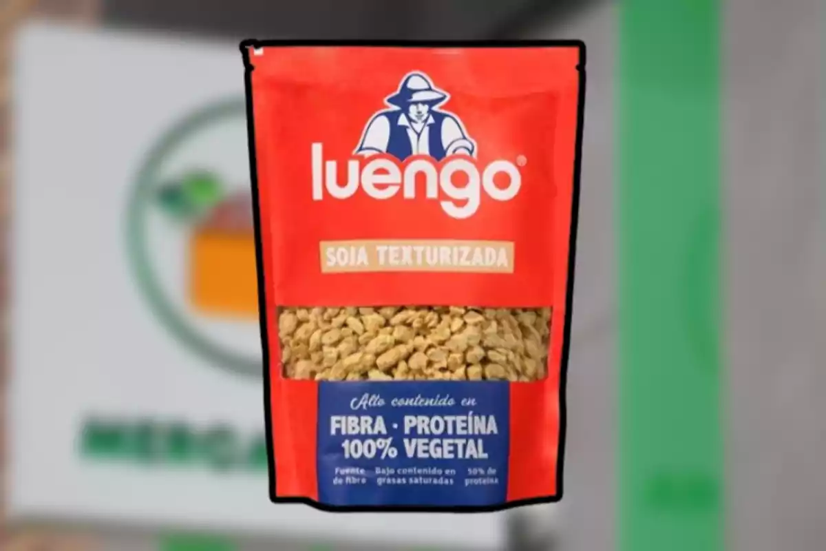 Paquete rojo de soja texturizada marca Luengo con ventana transparente que muestra el producto y texto que resalta su alto contenido en fibra y proteína vegetal Paquete rojo de soja texturizada marca Luengo con ventana transparente que muestra el producto y texto que resalta su alto contenido en fibra y proteína vegetal