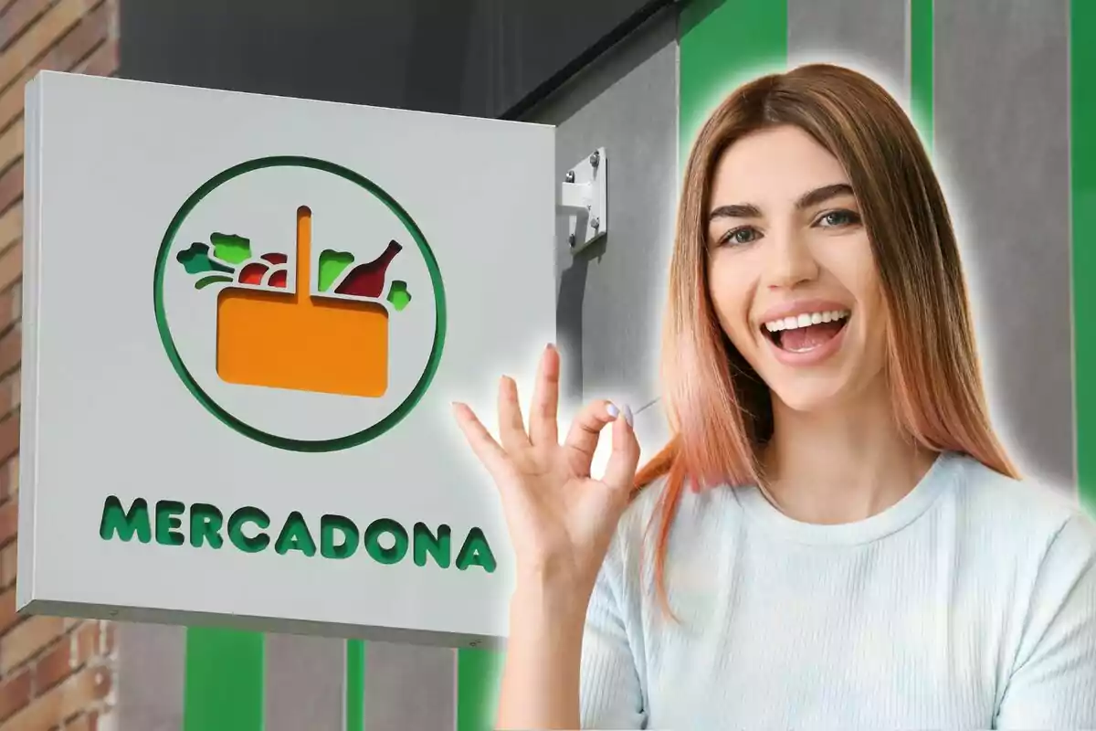 Una mujer sonriente haciendo un gesto de aprobación con la mano junto a un cartel de Mercadona.