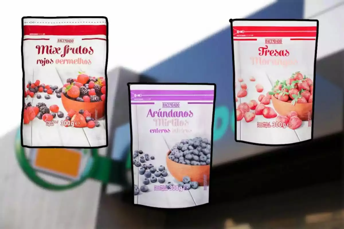 Tres paquetes de frutas congeladas de la marca Hacendado: mix de frutos rojos, arándanos enteros y fresas, cada uno con un peso neto de 300 gramos. Tres paquetes de frutas congeladas de la marca Hacendado: mix de frutos rojos, arándanos enteros y fresas, cada uno con un peso neto de 300 gramos.