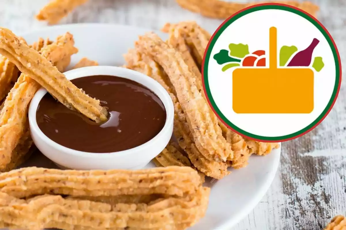 Churros crujientes acompañados de un tazón de chocolate derretido con un logotipo de alimentos en la esquina. Churros crujientes acompañados de un tazón de chocolate derretido con un logotipo de alimentos en la esquina.
