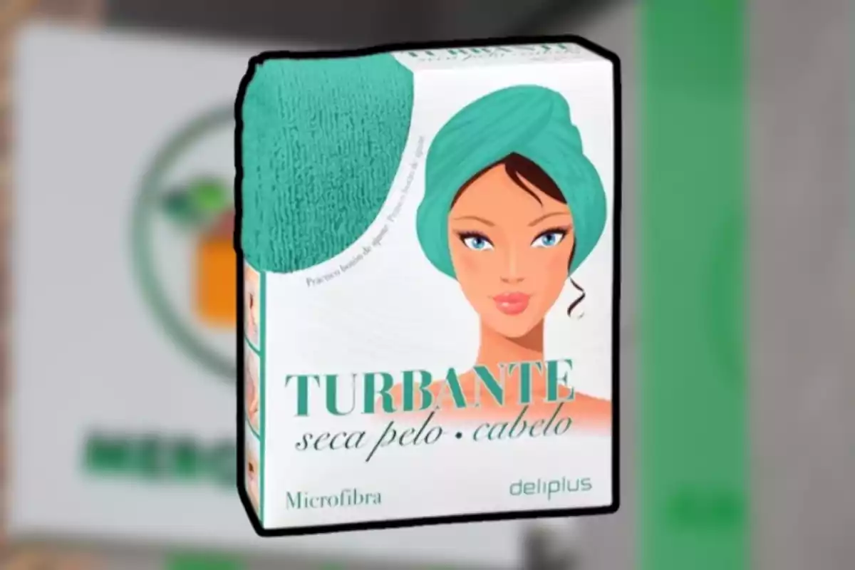 Caja de un turbante de microfibra para secar el cabello, con ilustración de una mujer usando el producto en color verde. Caja de un turbante de microfibra para secar el cabello, con ilustración de una mujer usando el producto en color verde.