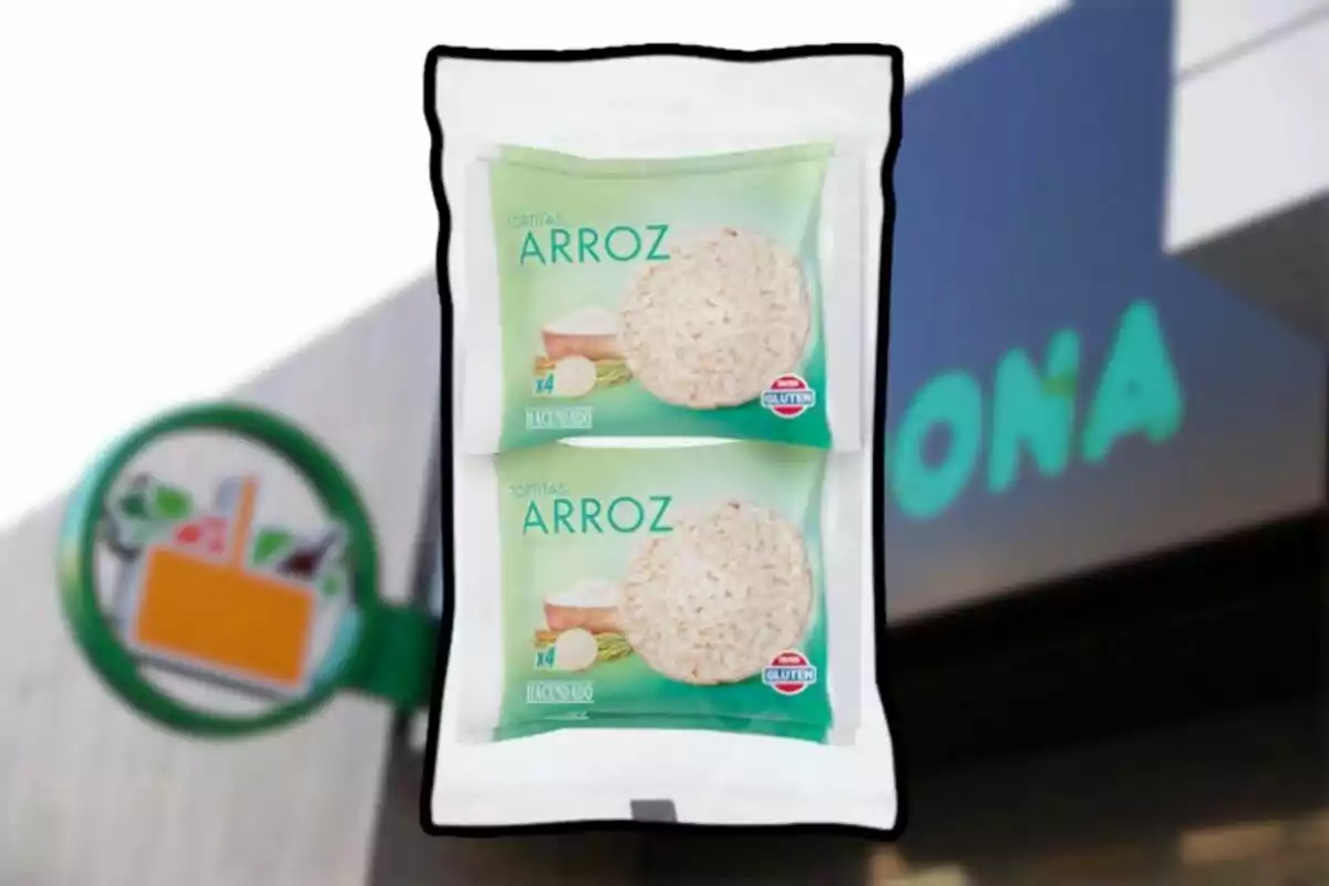 Paquete de tortitas de arroz frente a un supermercado. Paquete de tortitas de arroz frente a un supermercado.