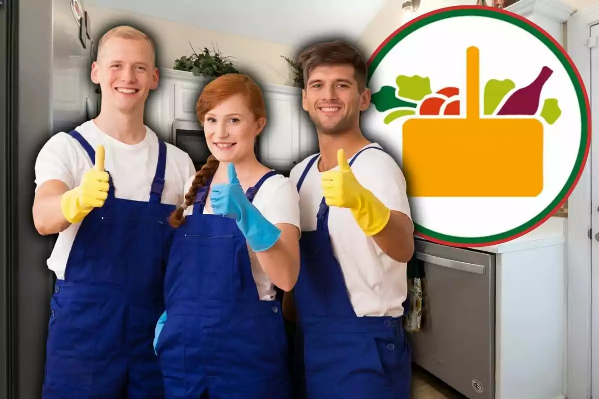 Tres personas con uniformes azules y guantes de limpieza levantan el pulgar en señal de aprobación junto a un logotipo de una cesta de alimentos.