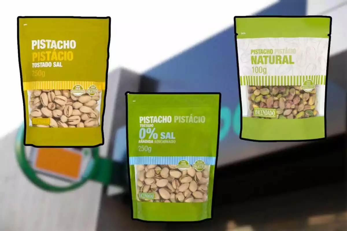 Tres bolsas de pistachos de la marca Hacendado con diferentes presentaciones: tostado con sal, tostado sin sal añadida y natural, sobre un fondo desenfocado. Tres bolsas de pistachos de la marca Hacendado con diferentes presentaciones: tostado con sal, tostado sin sal añadida y natural, sobre un fondo desenfocado.