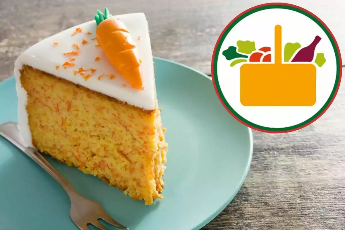 Una porción de pastel de zanahoria con cobertura blanca y una zanahoria decorativa encima, servida en un plato azul junto a un tenedor, con un logotipo de alimentos al lado. Una porción de pastel de zanahoria con cobertura blanca y una zanahoria decorativa encima, servida en un plato azul junto a un tenedor, con un logotipo de alimentos al lado.