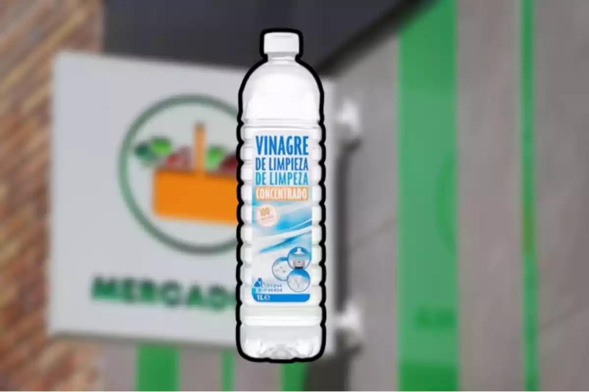 Una botella de vinagre de limpieza concentrado frente a un cartel de supermercado. Una botella de vinagre de limpieza concentrado frente a un cartel de supermercado.