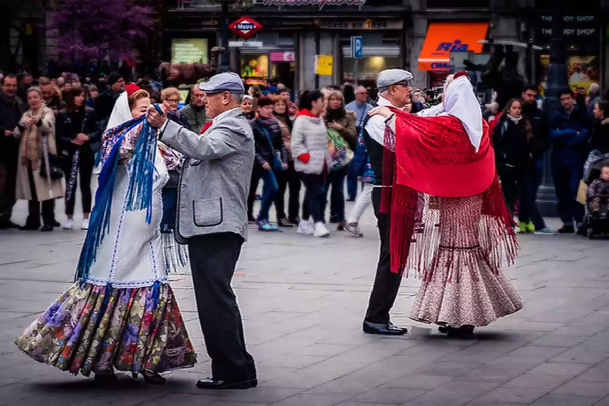 Chulapos y Chulapas bailando en pareja en el centro de Madrid