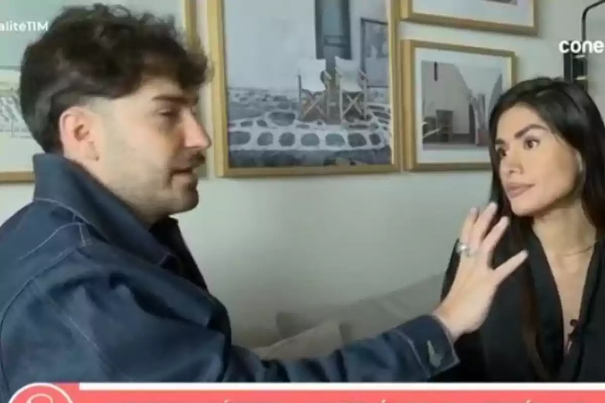 Reportero de 'Socialité' con Miriam Saavedra hablando en una entrevista Reportero de 'Socialité' con Miriam Saavedra hablando en una entrevista