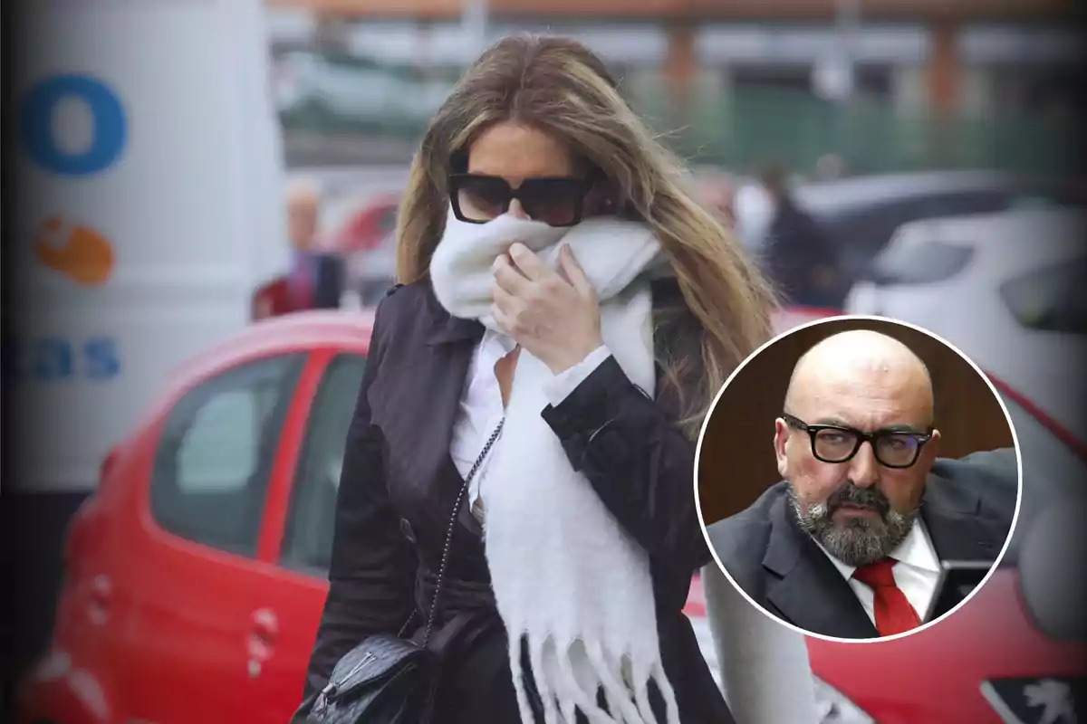 Una mujer con gafas de sol y bufanda blanca camina por la calle mientras se cubre el rostro con la mano; en la esquina inferior derecha hay un recuadro con la imagen de un hombre calvo con barba y gafas.
