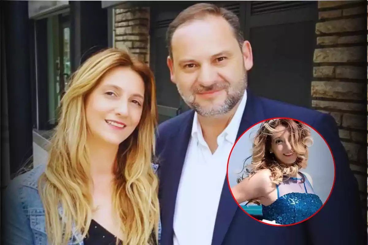 Una pareja sonriente posa al aire libre con un recuadro que muestra a una mujer con vestido azul.