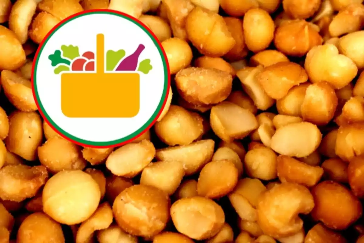 Un logotipo de canasta de alimentos sobre un fondo de nueces. Un logotipo de canasta de alimentos sobre un fondo de nueces.