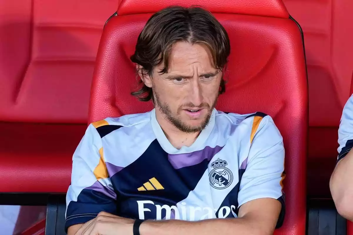 Luka Modric sentado en el banquillo con la camiseta del Real Madrid