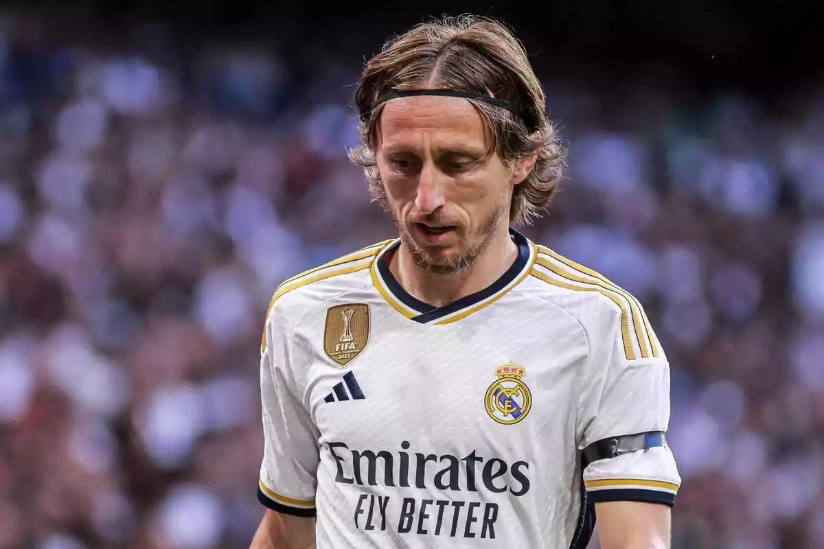 Luka Modric cabizbajo con la camiseta del Real Madrid