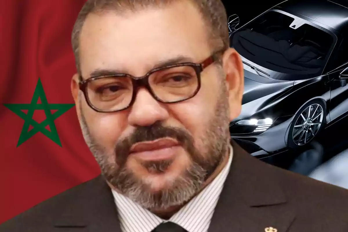 Un hombre con gafas y barba está frente a una bandera de Marruecos y un automóvil deportivo negro.