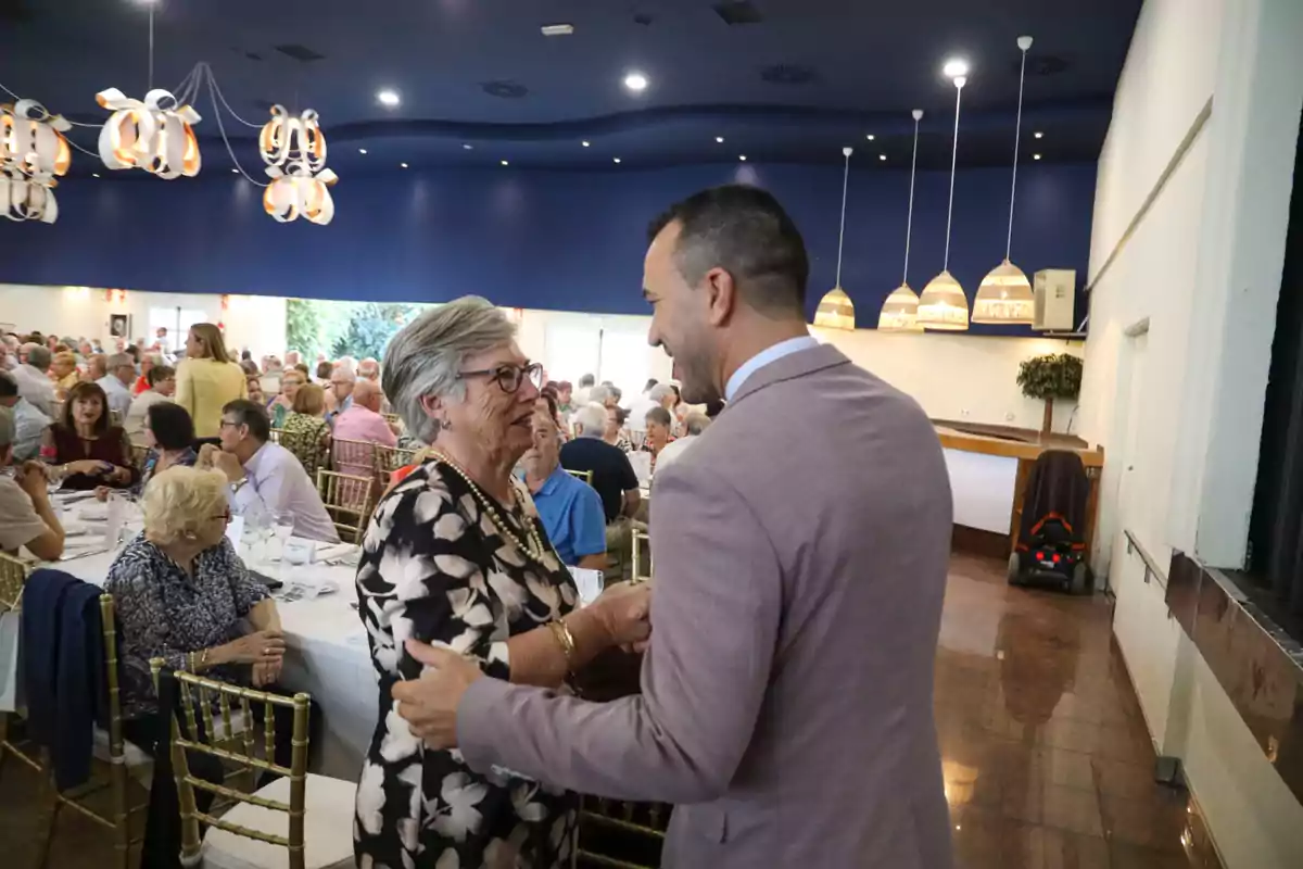 Vicent Mompó, presidente de la Diputación de Valencia, en un encuentro con mayores