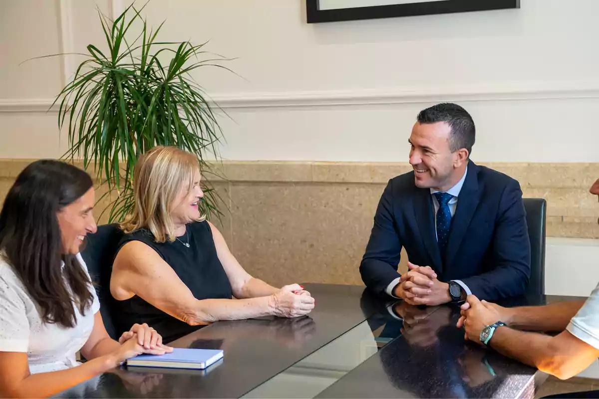 El presidente de la Diputación, Vicent Mompó y Carmen de Rosa, presidenta del Ateneo Mercantil