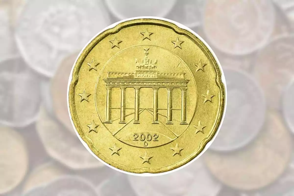 Montaje con varias monedas de fondo y la moneda de 20 céntimos acuñada el 2002 en Alemania en el centro Montaje con varias monedas de fondo y la moneda de 20 céntimos acuñada el 2002 en Alemania en el centro