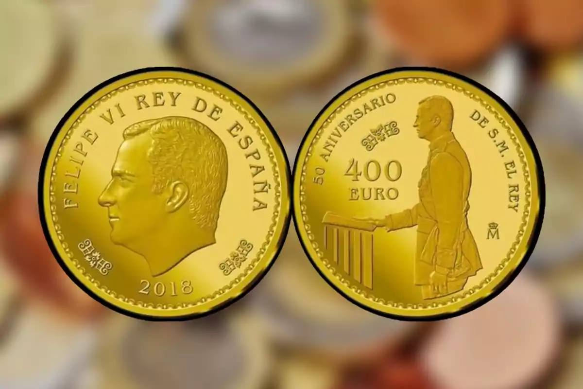 Dos monedas conmemorativas de oro de 400 euros de España con el perfil de un monarca y una figura de cuerpo entero en uniforme. Dos monedas conmemorativas de oro de 400 euros de España con el perfil de un monarca y una figura de cuerpo entero en uniforme.