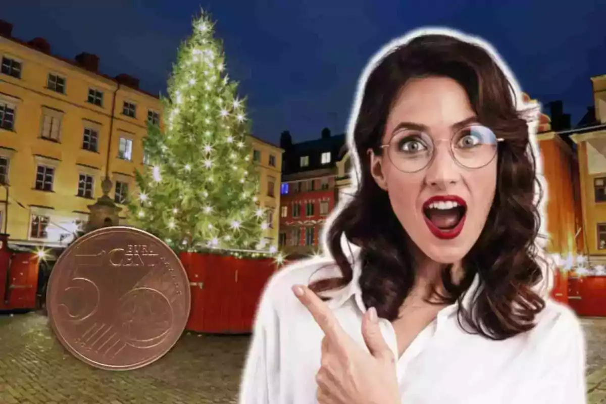 Mujer sorprendida con gafas y labios rojos señalando una moneda de 5 centavos frente a un árbol de Navidad iluminado en una plaza.