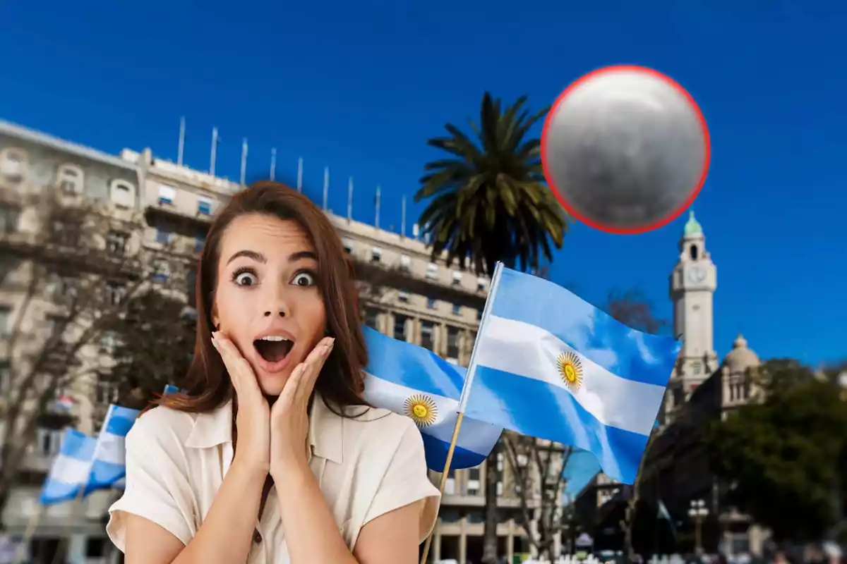 Mujer sorprendida con banderas argentinas y un edificio de fondo mientras un objeto redondo flota en el cielo.