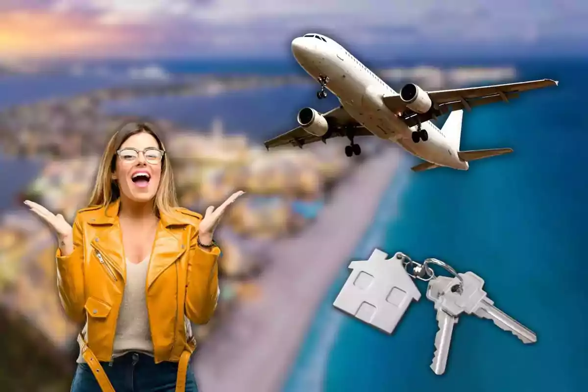 Una mujer sonriente con chaqueta amarilla, un avión volando y un llavero con forma de casa sobre un fondo de playa.