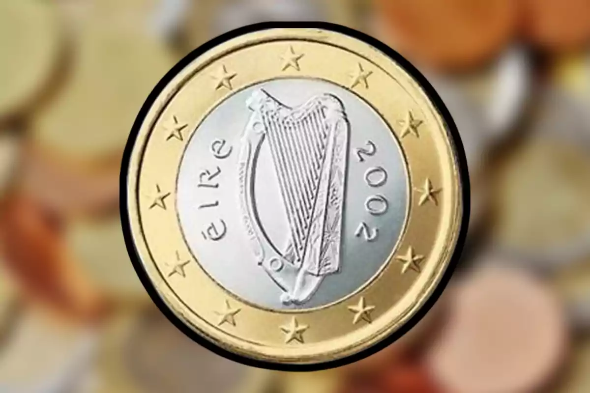 Moneda de euro irlandesa con un arpa en el centro y la palabra Éire junto al año 2002 Moneda de euro irlandesa con un arpa en el centro y la palabra Éire junto al año 2002