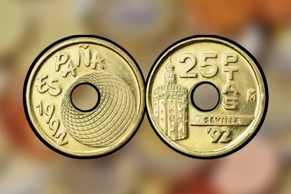Moneda de 25 pesetas de 1992 con un agujero en el centro y diseño de la Torre del Oro de Sevilla. Moneda de 25 pesetas de 1992 con un agujero en el centro y diseño de la Torre del Oro de Sevilla.