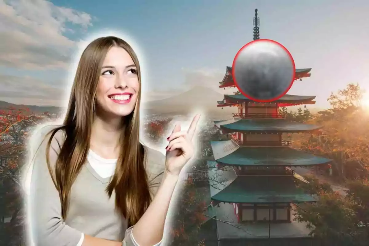 Una mujer sonriente señala hacia una pagoda japonesa con una esfera metálica en la parte superior, mientras el sol se pone en el horizonte.