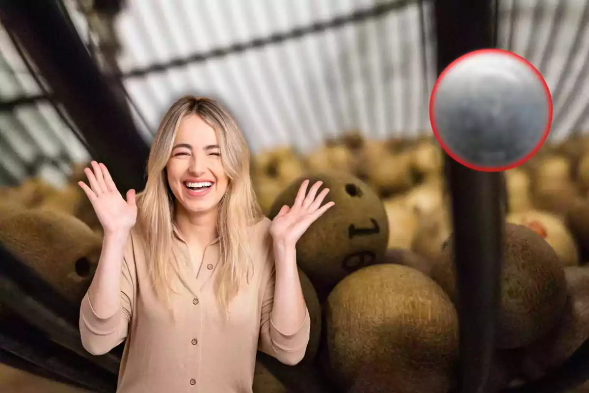 Una mujer sonriente con las manos levantadas frente a un fondo de bolas de lotería.