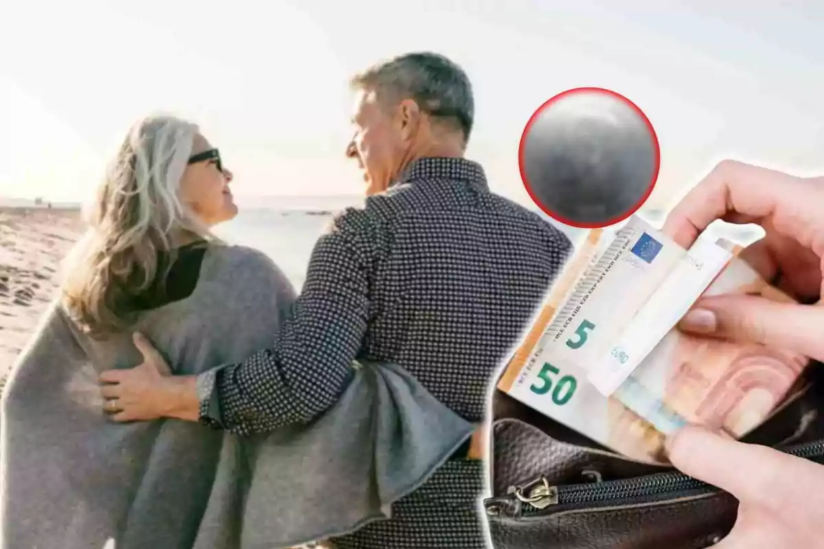 Una pareja mayor camina abrazada por la playa mientras una mano saca billetes de euro de una cartera.