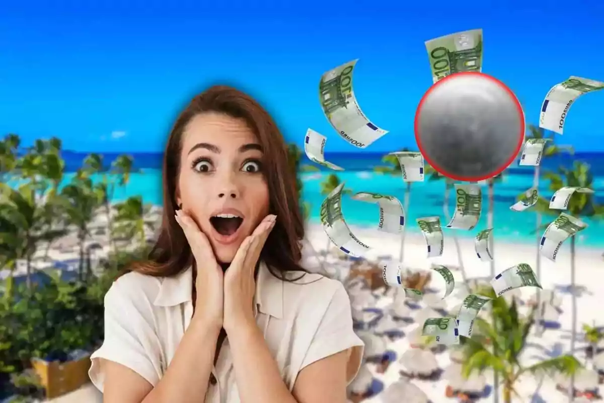 Mujer sorprendida en una playa con billetes de euro flotando a su alrededor.