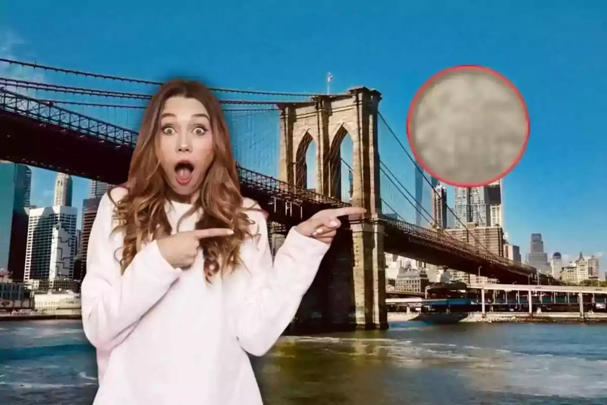 Una mujer sorprendida señala hacia el puente de Brooklyn con una gran moneda en el cielo.