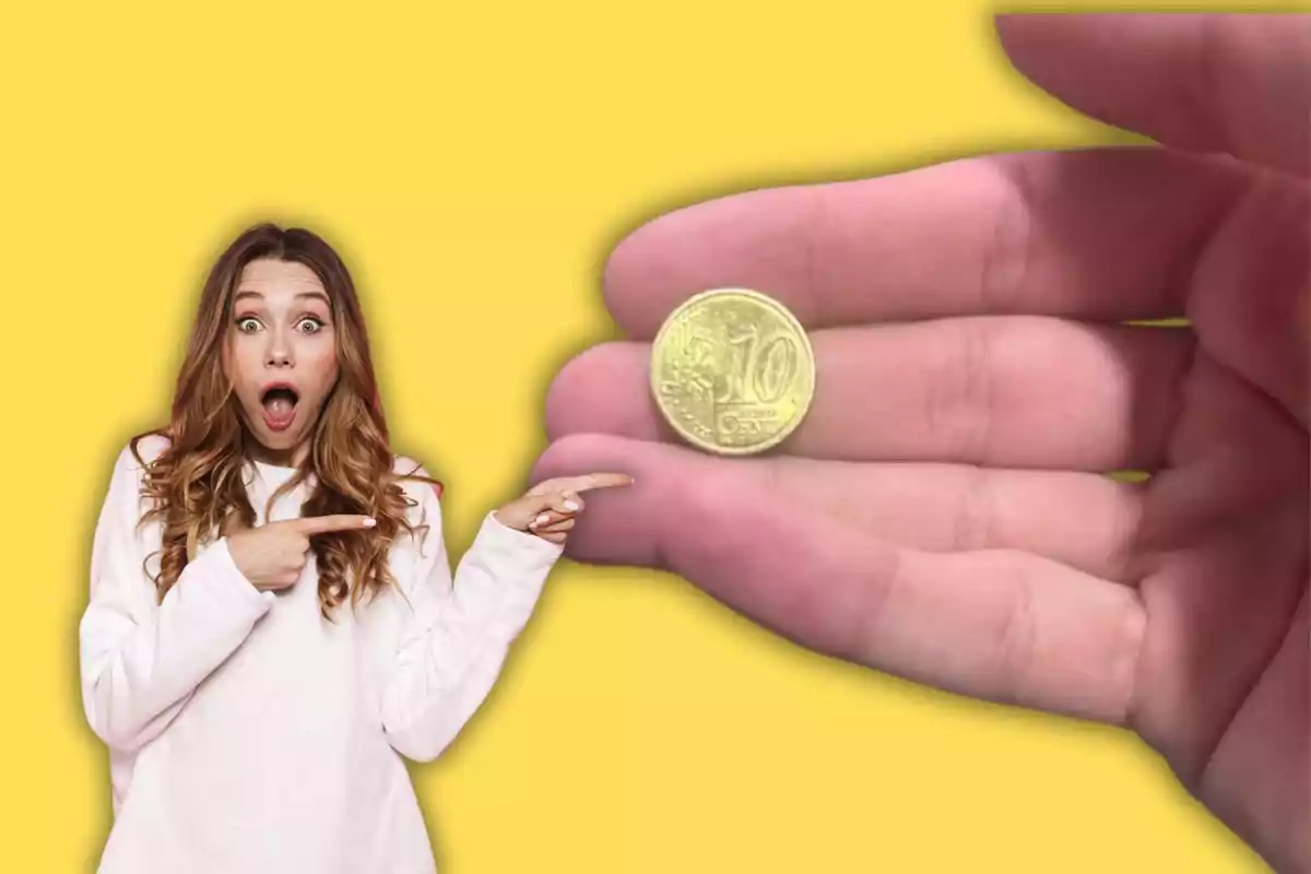 Mujer sorprendida señalando una moneda de 10 céntimos en una mano sobre un fondo amarillo.