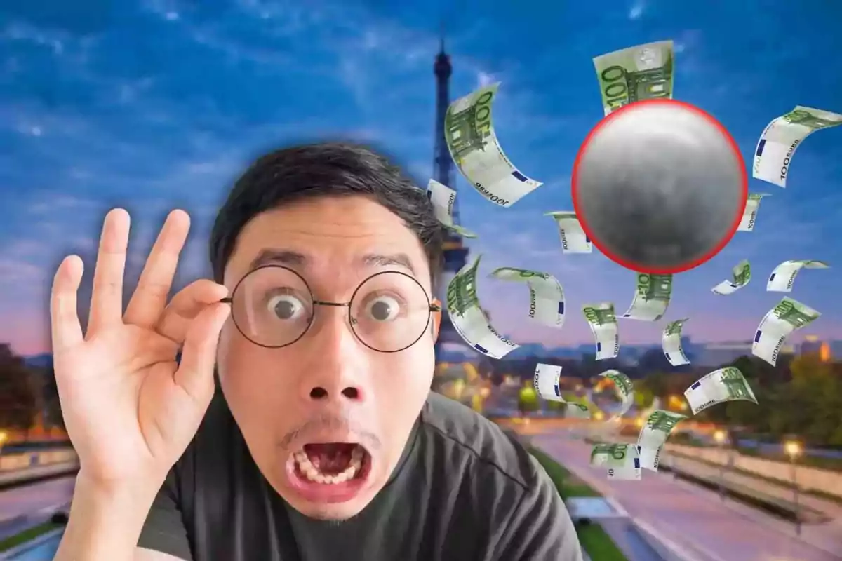 Hombre sorprendido con gafas frente a la Torre Eiffel mientras billetes de euro vuelan alrededor de una esfera gris.