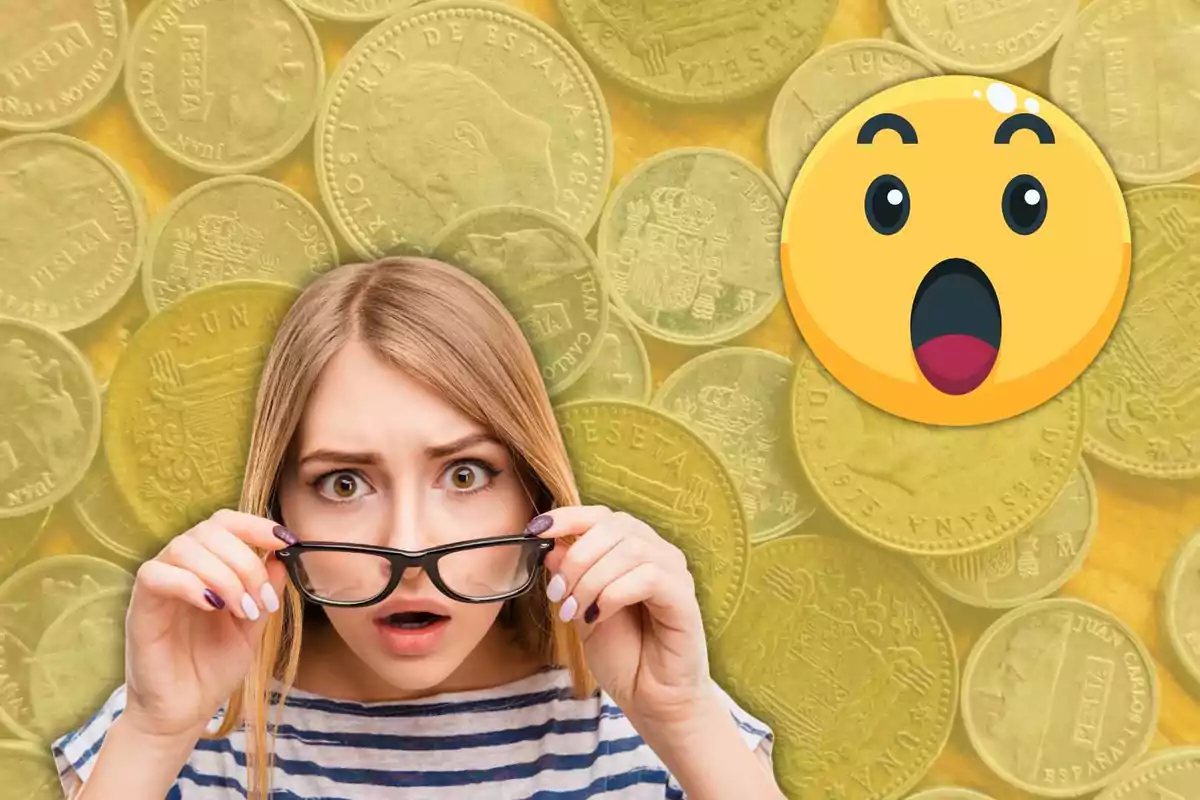 Una mujer con expresión de sorpresa sosteniendo sus gafas frente a un fondo de monedas y un emoji sorprendido.