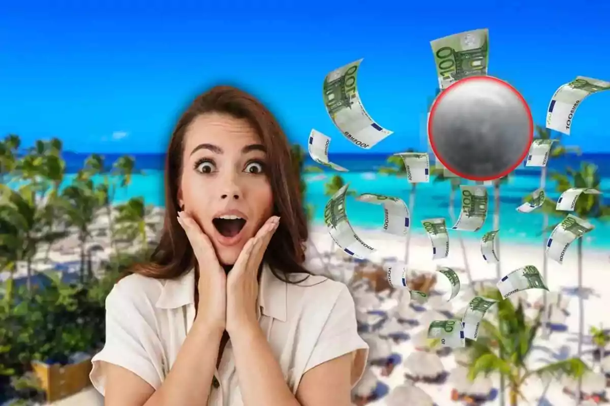 Mujer sorprendida con billetes flotando en una playa tropical.